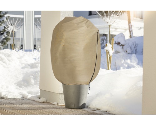 Pot de fleurs avec housse de protection hivernale dans un espace extérieur enneigé