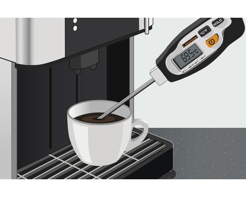 Thermometer misst die Temperatur von Kaffee in einer Tasse neben einer Kaffeemaschine