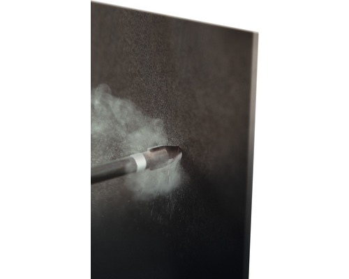 Dampfreiniger in der Anwendung auf einer Oberfläche