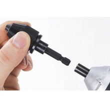 Hand hält Schnellspannbohrfutteradapter für Bohrmaschine