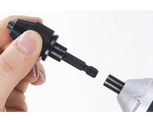 Hand hält Schnellspannbohrfutteradapter für Bohrmaschine