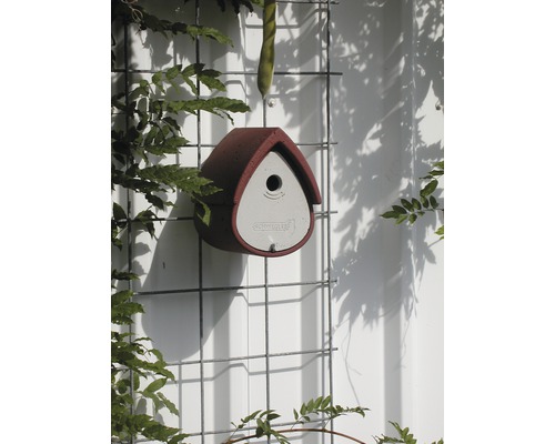 Nichoir en béton fixé sur une grille