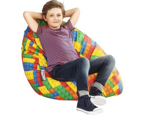 Junge sitzt in einem Sitzsack mit Bauklotzdesign.