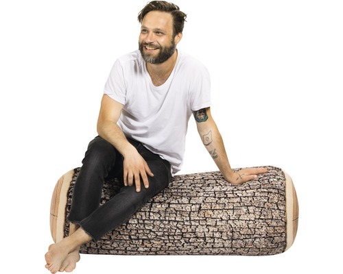 Homme assis sur un pouf tronc d''arbre