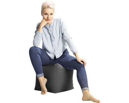 Femme assise sur un cube d''assise gris