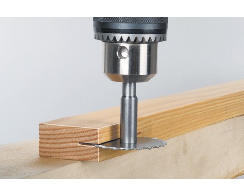 Fraise à rainurer fixée sur une perceuse lors du fraisage d''une plaque de bois