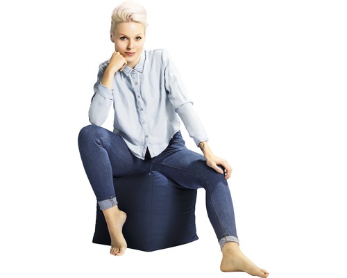 Frau sitzt auf einem Sitzsack