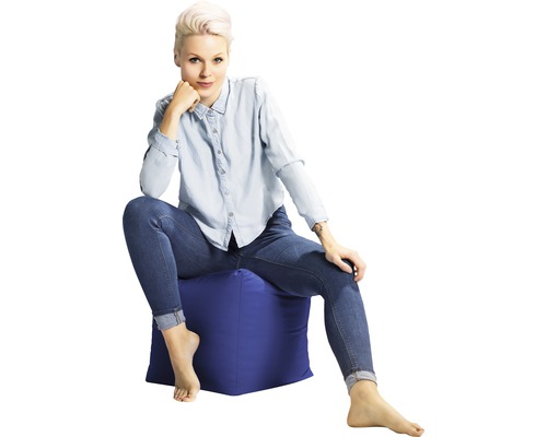 Femme assise sur un pouf bleu