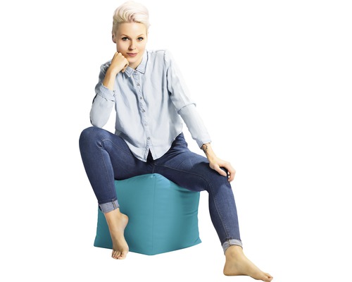 Femme assise sur un pouf