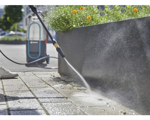 Hochdruckreiniger im Einsatz zur Reinigung von Steinfliesen im Aussenbereich