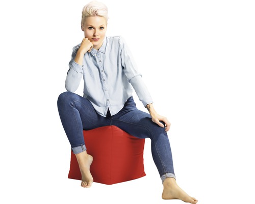 Femme assise sur un cube d''assise