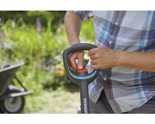Eine Person bedient ein Gartengerät der Marke Gardena.