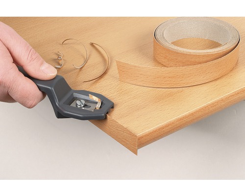 Kantenanleimer wird mit Kantenschneider bearbeitet