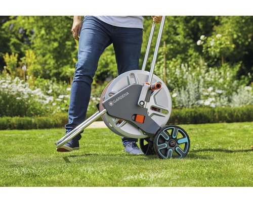 Gardena Schlauchwagen mit Gartenschlauch auf Rasen
