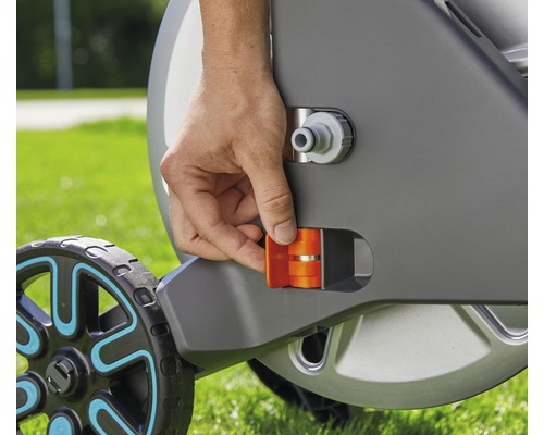 Person befestigt Schlauchwagenarretierung