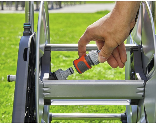 Gartenschlauchkupplung wird an Schlauchwagen angeschlossen