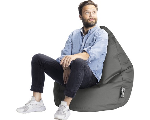 Mann sitzt auf einem grauen Sitzsack von Sitting Point