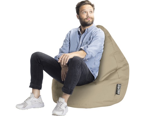 Mann sitzt auf einem Sitzsack