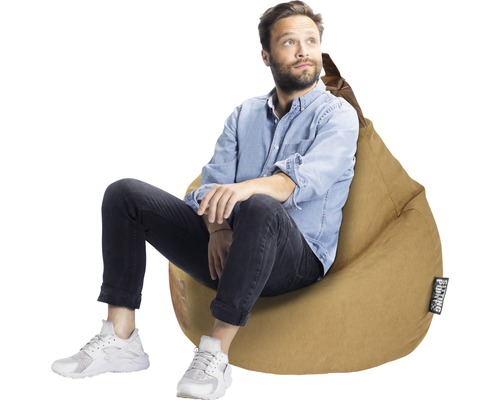 Un homme est assis sur un pouf