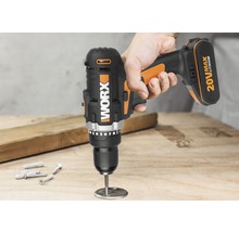 Akkuschrauber der Marke Worx beim Eindrehen einer Schraube