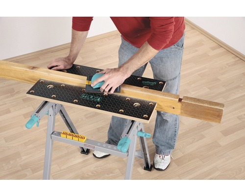 Un homme ponce du bois sur un établi Wolfcraft