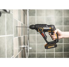 Perceuse sans fil perçant des carreaux