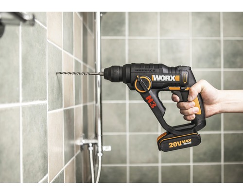 Perceuse sans fil perçant des carreaux