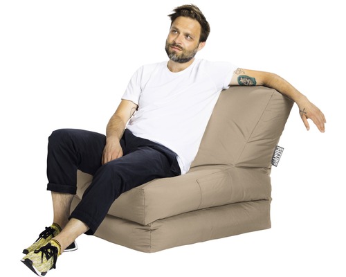 Homme assis sur un canapé pouf beige