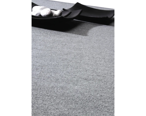 Tapis gris avec bol décoratif et pierres