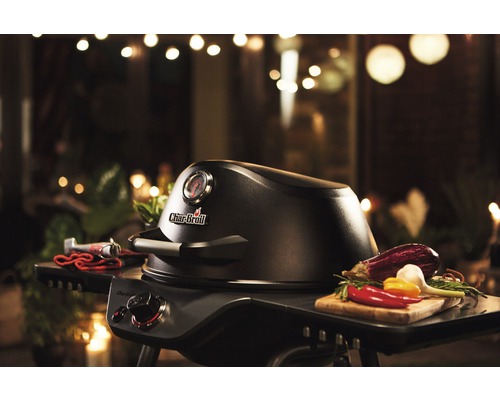 Logo Char-Broil sur un barbecue boule avec des légumes