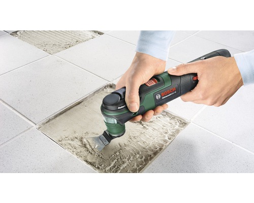 Bosch Multifunktionswerkzeug im Einsatz beim Fliesenfugen entfernen