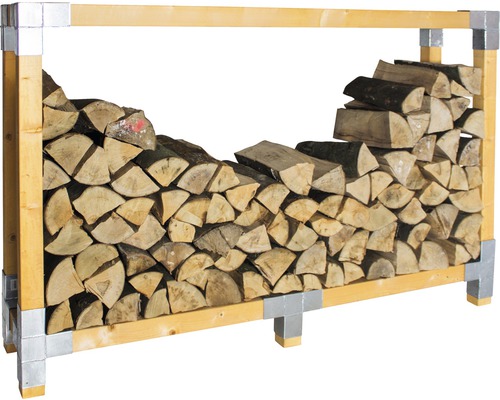 Holzlagerregal aus Holz mit Brennholz gefüllt