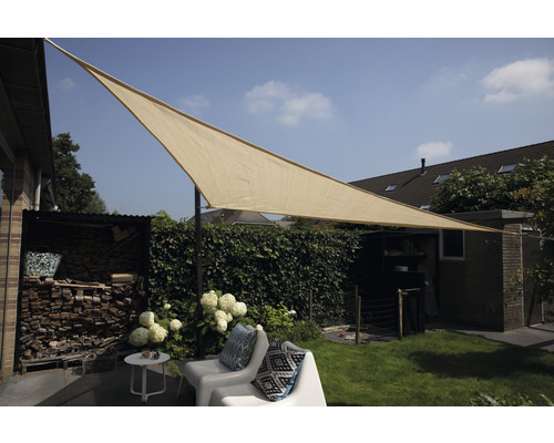 Szene im Garten mit Sonnensegel, Gartenmöbeln und Holzlager