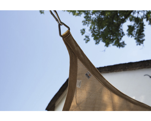 Detailansicht eines Sonnensegels mit Befestigung und Logo