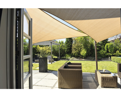 Terrasse mit Sonnensegel, Gartenmöbeln und Grünpflanzen für entspannte Stunden im Freien