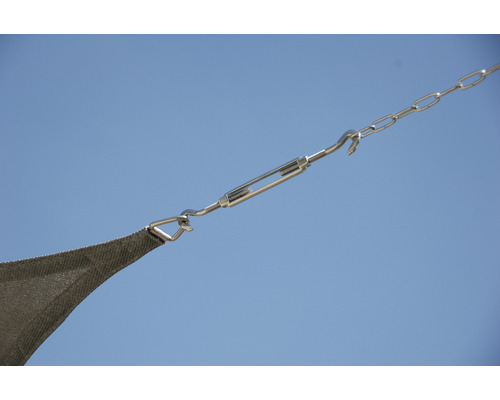 Detailaufnahme eines Sonnensegels mit Spannschloss und Kette zur Befestigung