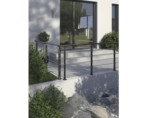 Vue extérieure d''une maison avec une balustrade en métal et en acier inoxydable