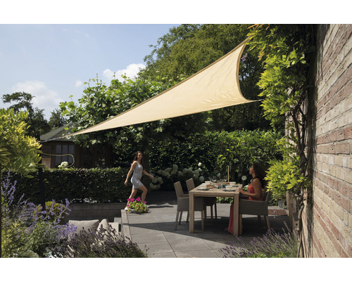 Dreieckiges Sonnensegel über einer Terrasse mit Esstisch und zwei Frauen