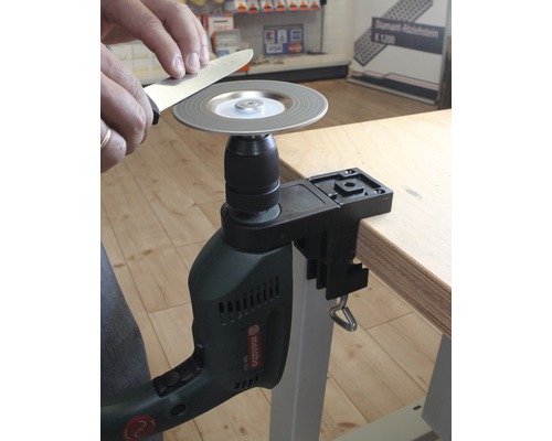 Affûtage de couteau avec disque abrasif et perceuse fixée sur une table