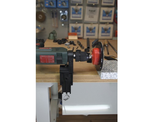 Perceuse avec pince de table et tampon de polissage sur un établi