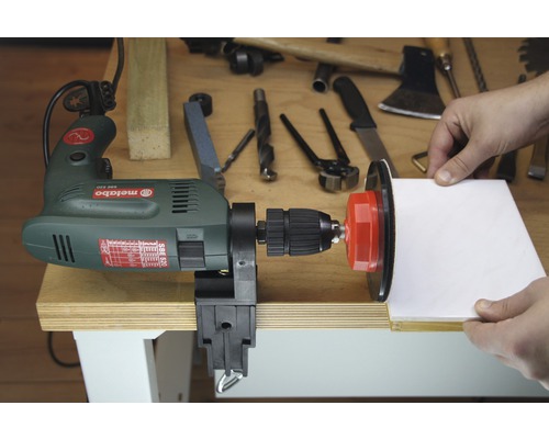Perceuse à percussion Metabo montée sur un établi avec un dispositif pour percer des trous dans les carreaux