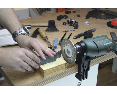 Établi avec des outils et une personne aiguisant un outil