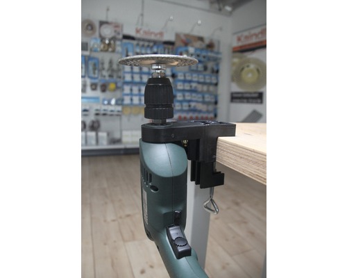 Perceuse avec disque à tronçonner et support de table