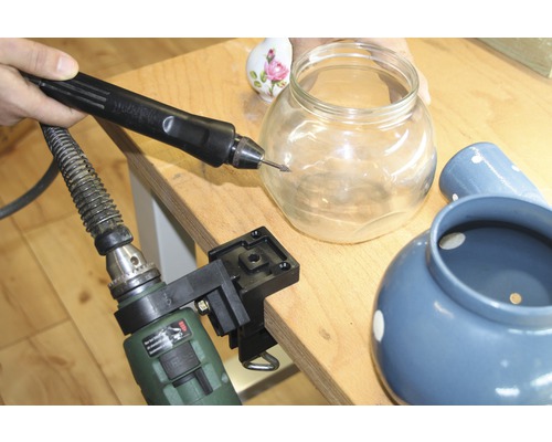 Perceuse à arbre flexible avec verre sur un établi