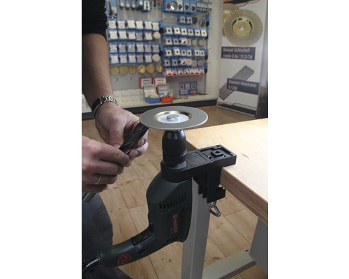 Affûteuse de forets en cours d''utilisation pour affûter un foret