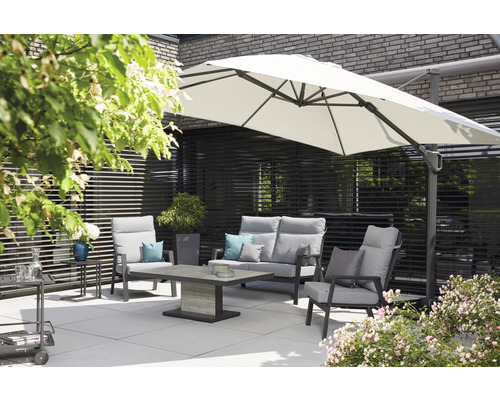 Terrasse mit Gartenmöbelset unter einem Sonnenschirm