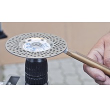 Disque à rectifier diamanté sur perceuse affûtant un outil