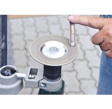Meule rotative avec ciseau et main pour le traitement