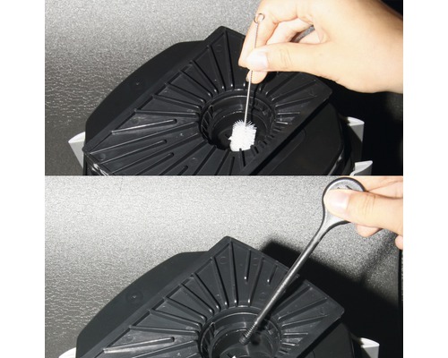 Nettoyage d''un appareil avec une brosse et une clé