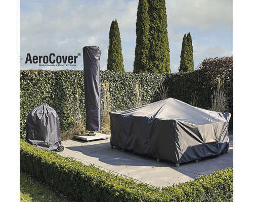 Mobilier de jardin avec housses de protection sur une terrasse